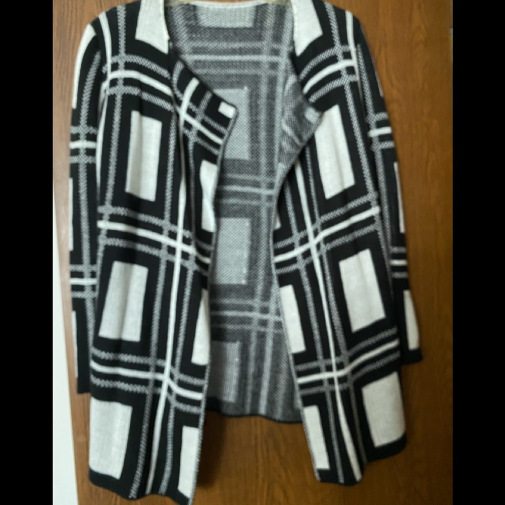 Beautiful black/white print sweater